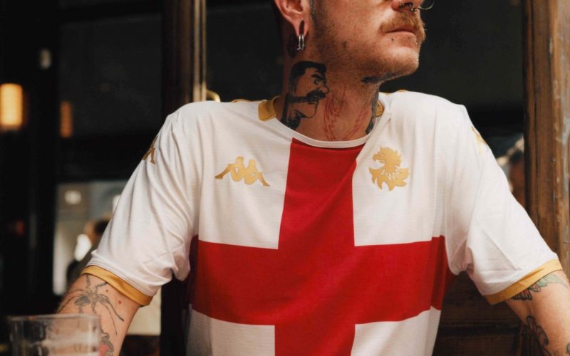 🇬🇧 Genoa virale nel Regno Unito! La seconda maglia ha incantato a Kirby Estate 😍