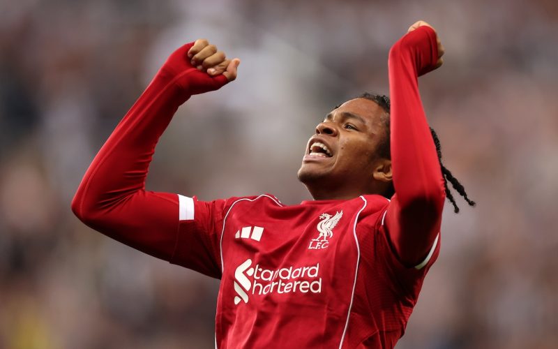 🤯 Battaglia INFINITA, favola Ngumoha! Il 16enne manda KO il Newcastle al 101′, 3-2 Liverpool