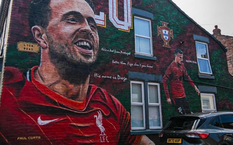 📸 Liverpool, omaggio per Diogo Jota e André: mega murale in zona Anfield. Il commovente tributo condiviso con l’Athletic Bilbao