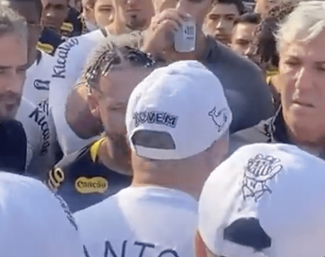 🤯 Un tifoso del Santos contesta Neymar e compagni: “Meritate uno schiaffo in faccia” 🎥