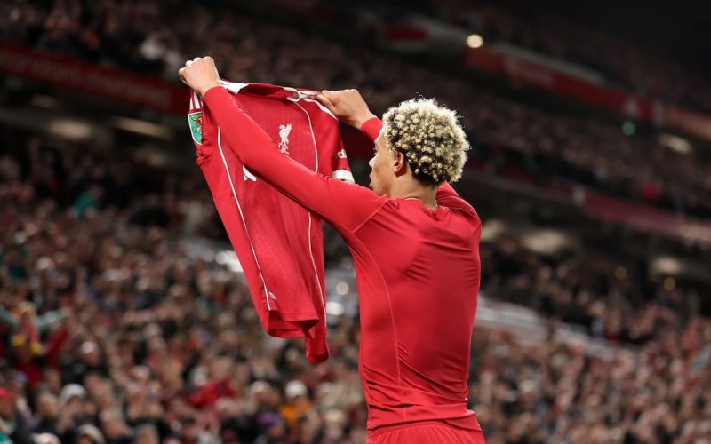 🎥 Ekitike si toglie la maglia ed esulta come Messi… ma era ammonito! Reazione DURISSIMA di Slot al 🟥