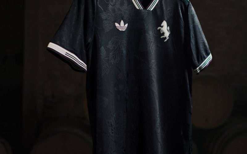 📸 Juventus, presentata la terza maglia: “Raccolta, maturata, svelata”. La dedica