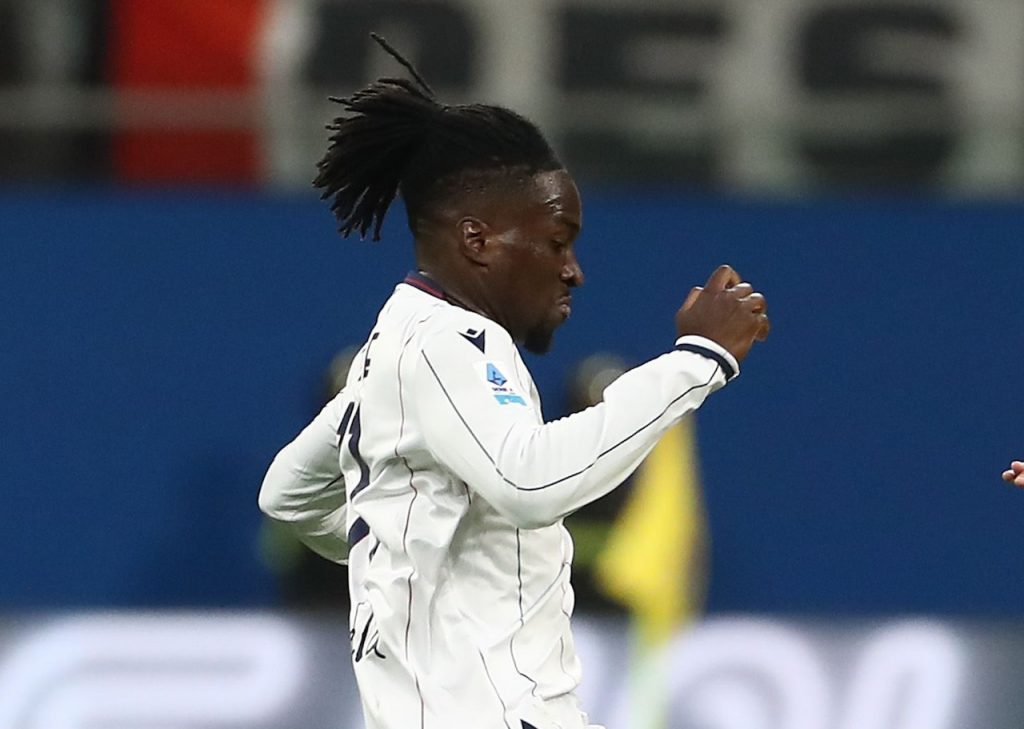 🚨 Sirene estere per Rowe: l’esterno fa gola in Premier, ma il Bologna fa MURO e chiede 45 milioni!