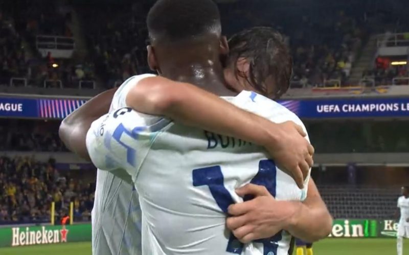 🫂 “Grazie fenomeno” e “Sei un mostro”: il siparietto (e l’abbraccio) tra Pio Esposito e Bonny