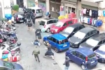 🎥 Alta tensione a Napoli: violenti scontri tra 50 tifosi partenopei mascherati e quelli dello Sporting! Interviene la Polizia 🤦🏻‍♂️