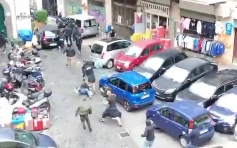 🎥 Alta tensione a Napoli: violenti scontri tra 50 tifosi partenopei mascherati e quelli dello Sporting! Interviene la Polizia 🤦🏻‍♂️