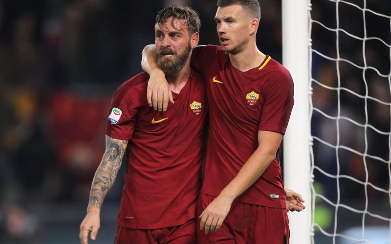 🎥 Dzeko irrompe in sala stampa per abbracciare De Rossi: la scena è 🥹
