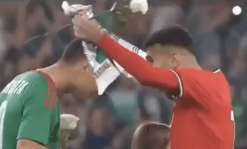 🌹 Palestina, iniziativa 😢: calciatori in campo con una rosa! Numeri 🔥 per i Paesi Baschi al San Mamés