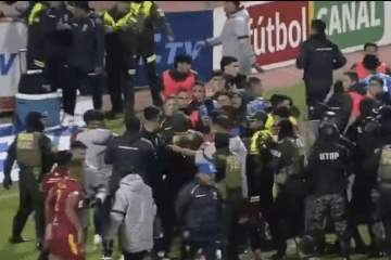 😱 Rissa e aggressioni alla polizia: DICIASSETTE espulsi in un match in Bolivia