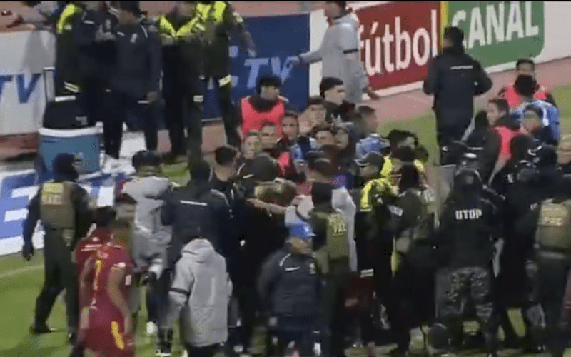 😱 Rissa e aggressioni alla polizia: DICIASSETTE espulsi in un match in Bolivia