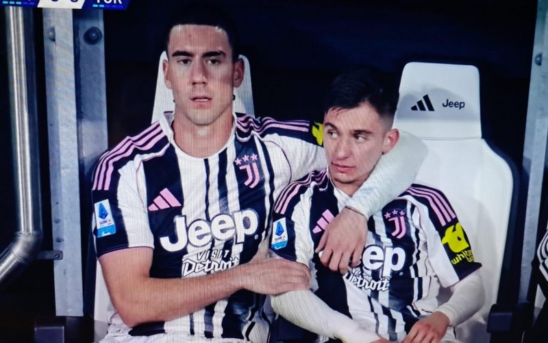 😡 Conceiçao INFURIATO, Vlahovic lo calma. Colpa di… un cameraman! Cosa è successo