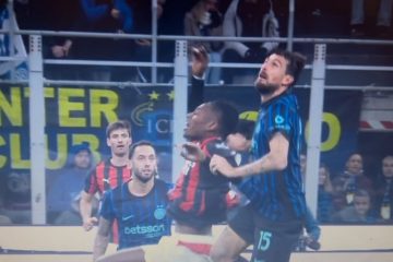 🤨 Acerbi tira i capelli a Leao e poi si giustifica: “Non l’ho fatto apposta”! La valutazione di Marelli