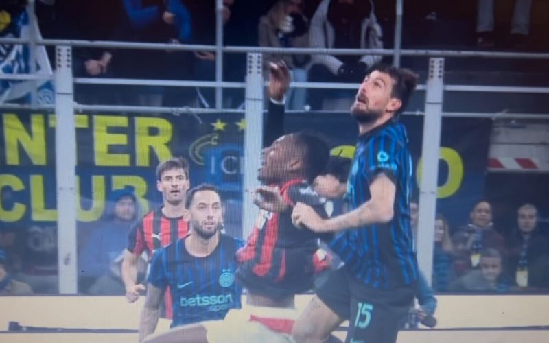 🤨 Acerbi tira i capelli a Leao e poi si giustifica: “Non l’ho fatto apposta”! La valutazione di Marelli