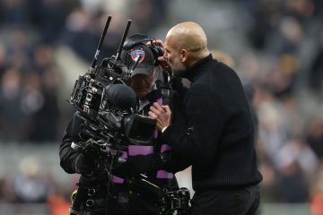 📸 Guardiola perde la testa: tensione coi giocatori del Newcastle, poi se la prende col cameraman 😳