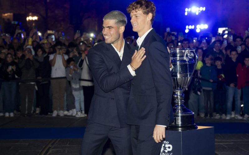 🎥 Sinner scherza sul nuovo taglio di Alcaraz: “Il bianconero ti dona, potresti tifare Juve”. Il siparietto è 😂