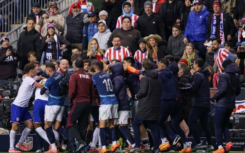 🎥 Clamorosa rissa nel finale di USA-Paraguay: protagonisti Gomez e Freeman, panchine in campo