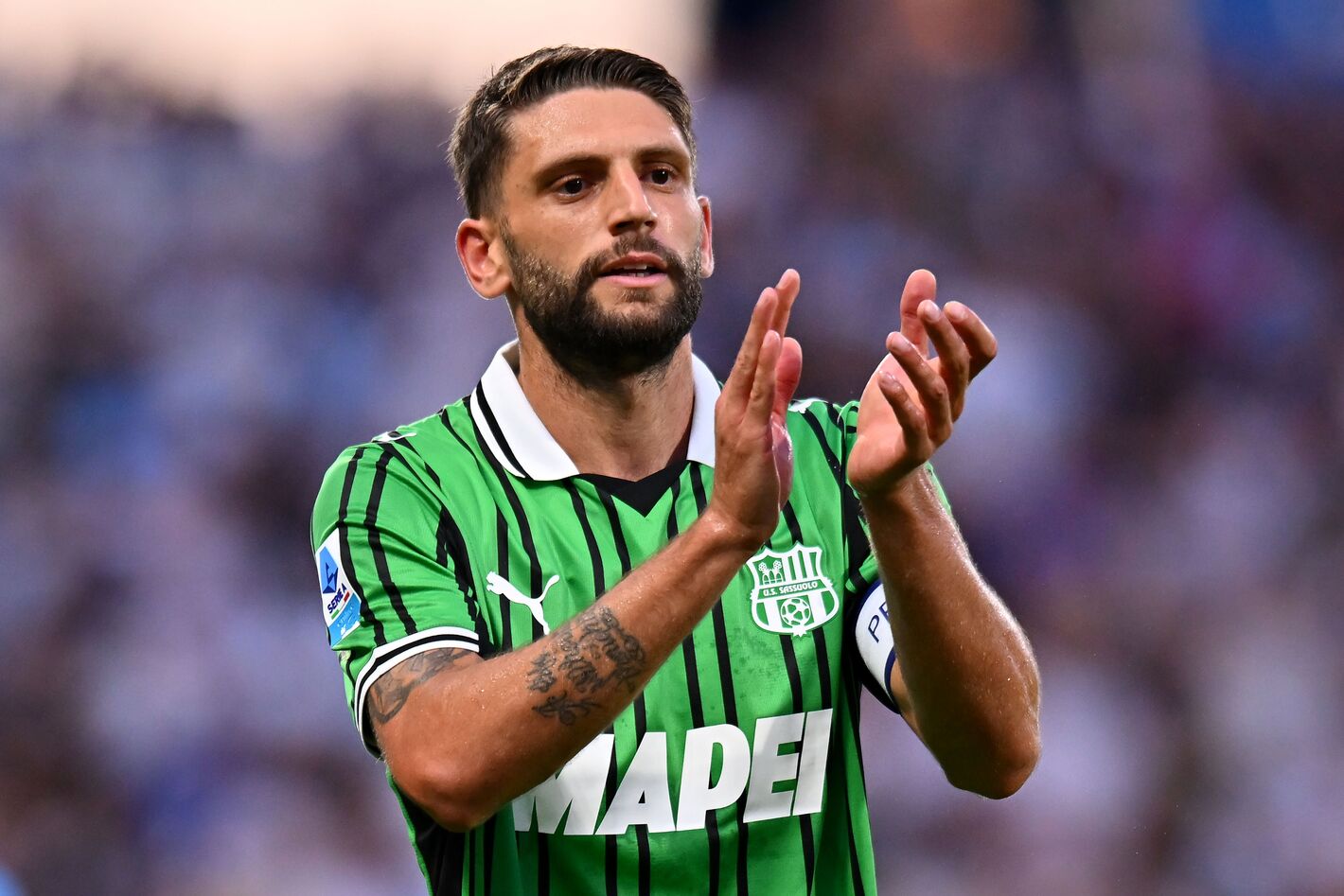😢 “Devi m****e!” sotto le foto di famiglia: VERGOGNA social contro Berardi dopo l’ennesimo goal al Milan
