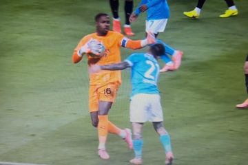 ❌ Manata di Maignan a Politano. Cesari: “È fallo per il Milan e cartellino rosso per il portiere”