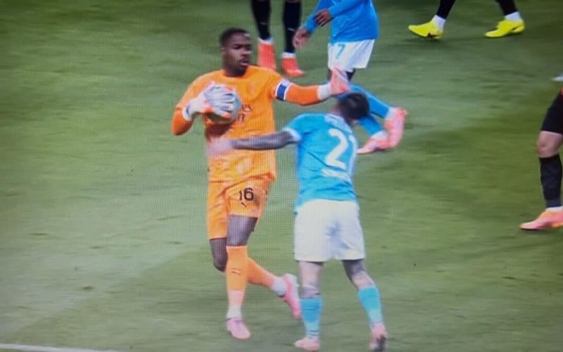 ❌ Manata di Maignan a Politano. Cesari: “È fallo per il Milan e cartellino rosso per il portiere”