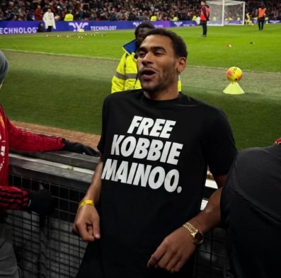 📷 “Free Kobbie Mainoo”: protesta plateale del fratello dello United a Old Trafford