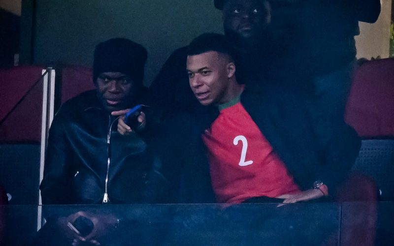 📸 Spettatore d’eccezione durante Marocco-Mali: presente Mbappè con la maglia di… Hakimi