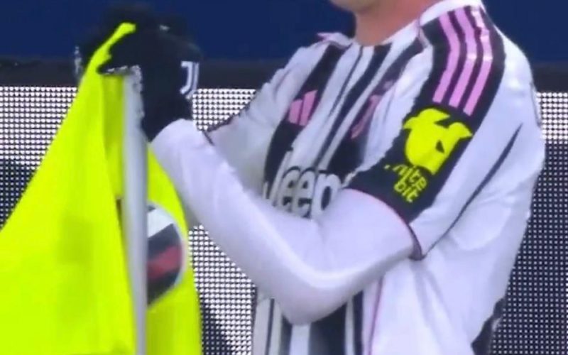 🎥 Cambiaso se la prende con la bandierina per il cambio, poi la rimette a posto per evitare il giallo: la scena è 😂