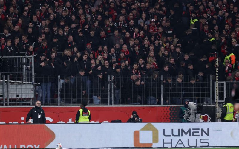 💥 CAOS nel pre-gara di Leverkusen-Colonia: 500 tifosi ospiti perquisiti disertano la trasferta. I dettagli