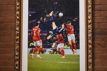 🖼️ Il gol di McTominay in Scozia-Danimarca diventa un’opera d’arte: foto esposta ad Edimburgo