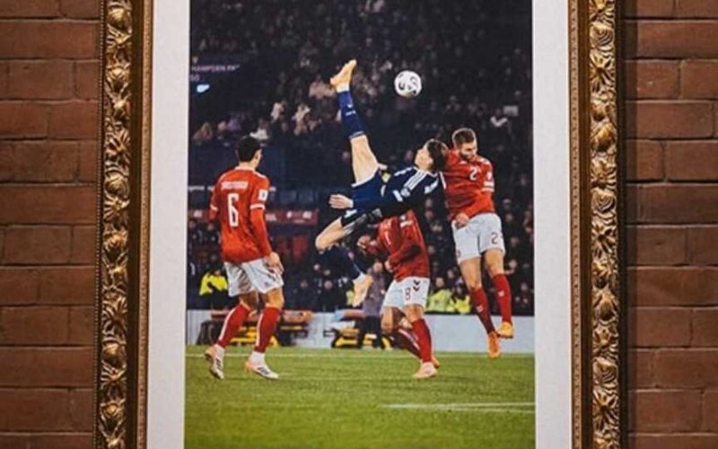 🖼️ Il gol di McTominay in Scozia-Danimarca diventa un’opera d’arte: foto esposta ad Edimburgo