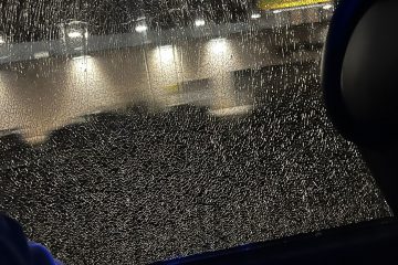 🤬 Scene VERGOGNOSE a Valencia: finestrini del pullman infranti. La foto è 😱