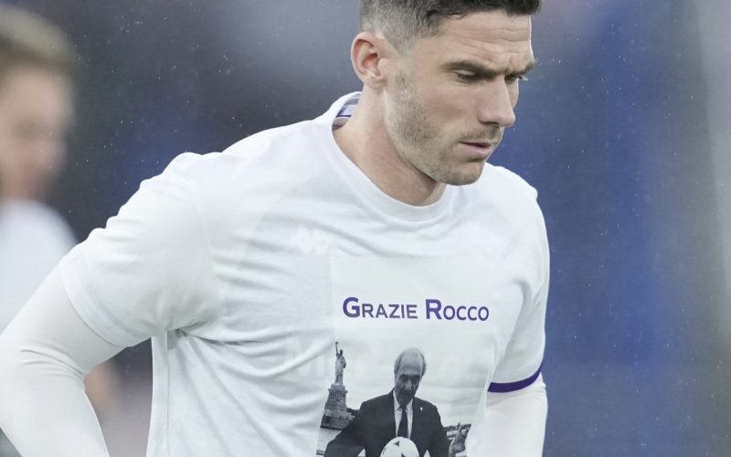 📸 Fiorentina, maglia celebrativa in memoria di Commisso