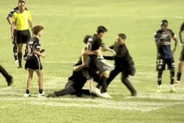 🎥 Invasione di campo, Messi PLACCATO: scene 😳 in amichevole