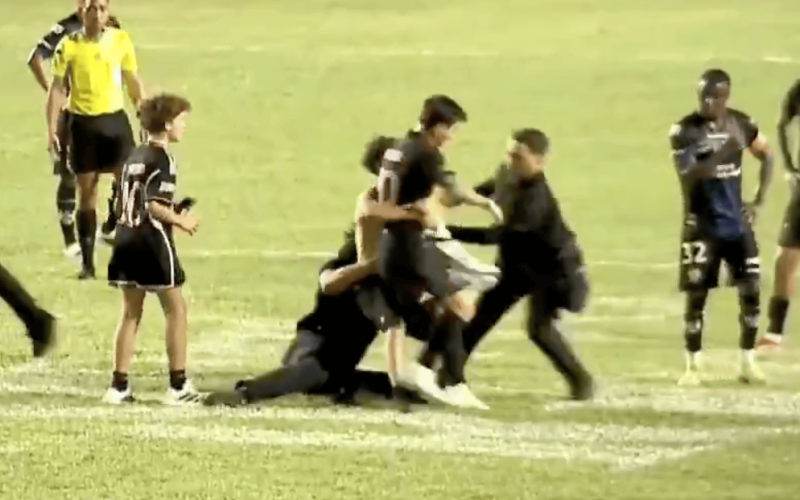 🎥 Invasione di campo, Messi PLACCATO: scene 😳 in amichevole