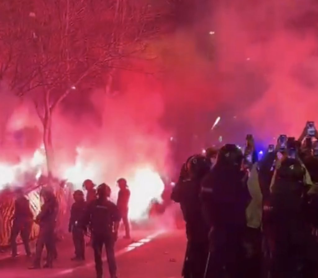 ❌ Pullman dell’Atletico attaccato dagli ultras del Barcellona: i calciatori erano all’interno