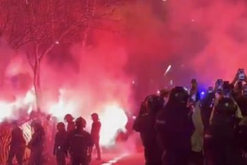❌ Pullman dell’Atletico attaccato dagli ultras del Barcellona: i calciatori erano all’interno
