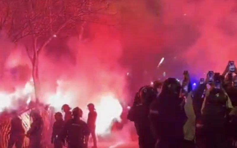 ❌ Pullman dell’Atletico attaccato dagli ultras del Barcellona: i calciatori erano all’interno