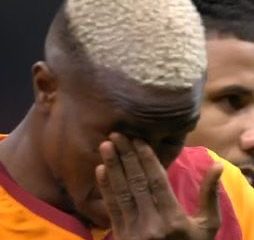 😍 Coreografia da BRIVIDI in onore di Osimhen e della madre, l’attaccante in lacrime 📸