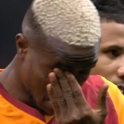 😍 Coreografia da BRIVIDI in onore di Osimhen e della madre, l’attaccante in lacrime 📸