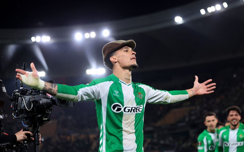 📸 Antony segna ed esulta…con la coppola: la scena è 🤣