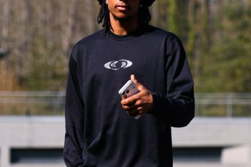 📸 Olise fa tutto con i piedi: anche la cura degli outfit: l’arrivo al ritiro della Francia è 😂