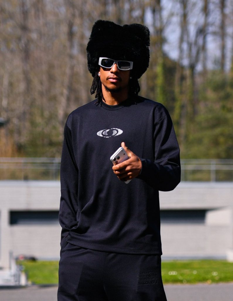 📸 Olise fa tutto con i piedi, anche la cura degli outfit: l’arrivo al ritiro della Francia è 😂