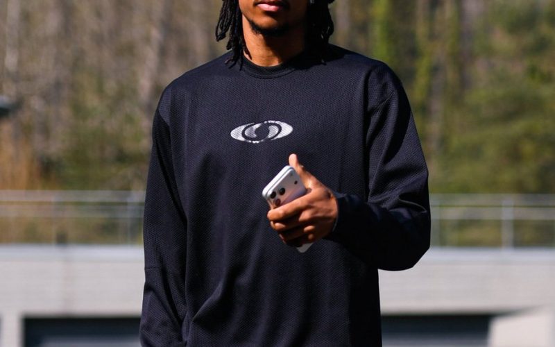 📸 Olise fa tutto con i piedi, anche la cura degli outfit: l’arrivo al ritiro della Francia è 😂