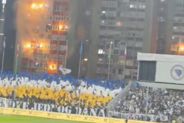 🔥 Bosnia-Italia in un clima INFERNALE: fuochi d’artificio e fumogeni sui palazzi 🎥