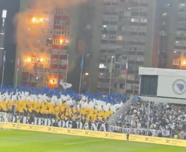🔥 Bosnia-Italia in un clima INFERNALE: fuochi d’artificio e fumogeni sui palazzi 🎥