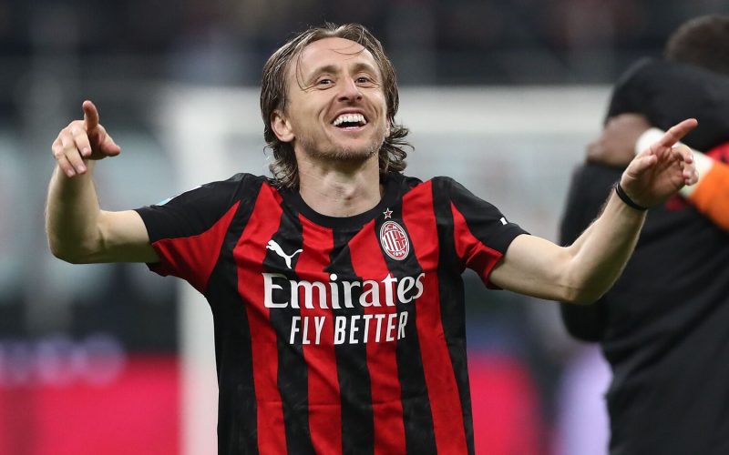 ❣️ Modric dona il suo Pallone d’Oro al Museo del Milan: il croato sulla scia di Van Basten