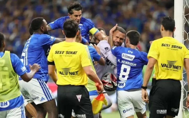 🤯 RISSA incredibile e 23 🟥 in Cruzeiro-Atletico Mineiro: Everson sbatte con la testa contro il palo