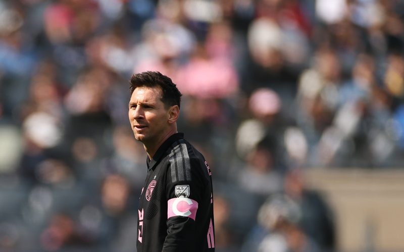 🎥 La scalata continua per Messi: la punizione del 901° del 🐐 è 🥴