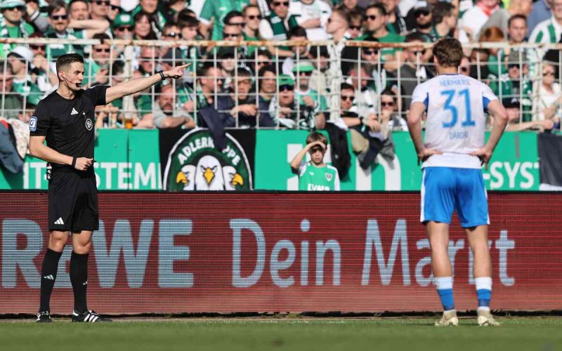 🫢 CLAMOROSO in Zweite Bundesliga. Tifoso invade il campo per… staccare la spina del VAR
