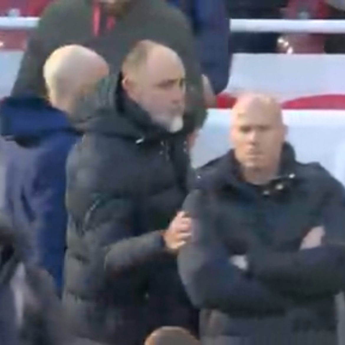 🤷♂️ Tudor ma che fai? Saluta un uomo a caso, pensando fosse Slot: il siparietto è 😂