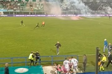 🎥 Scene vergognose in Serie C! Tifosi del Foggia invadono il campo e aggrediscono uno steward